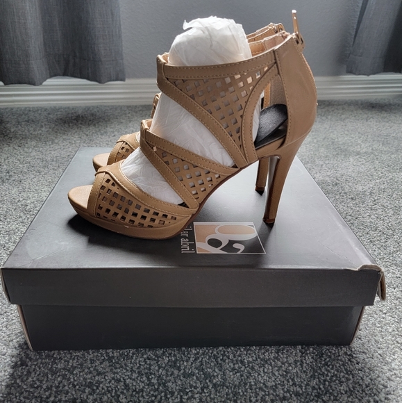 Nude Heels - Picture 2 of 4